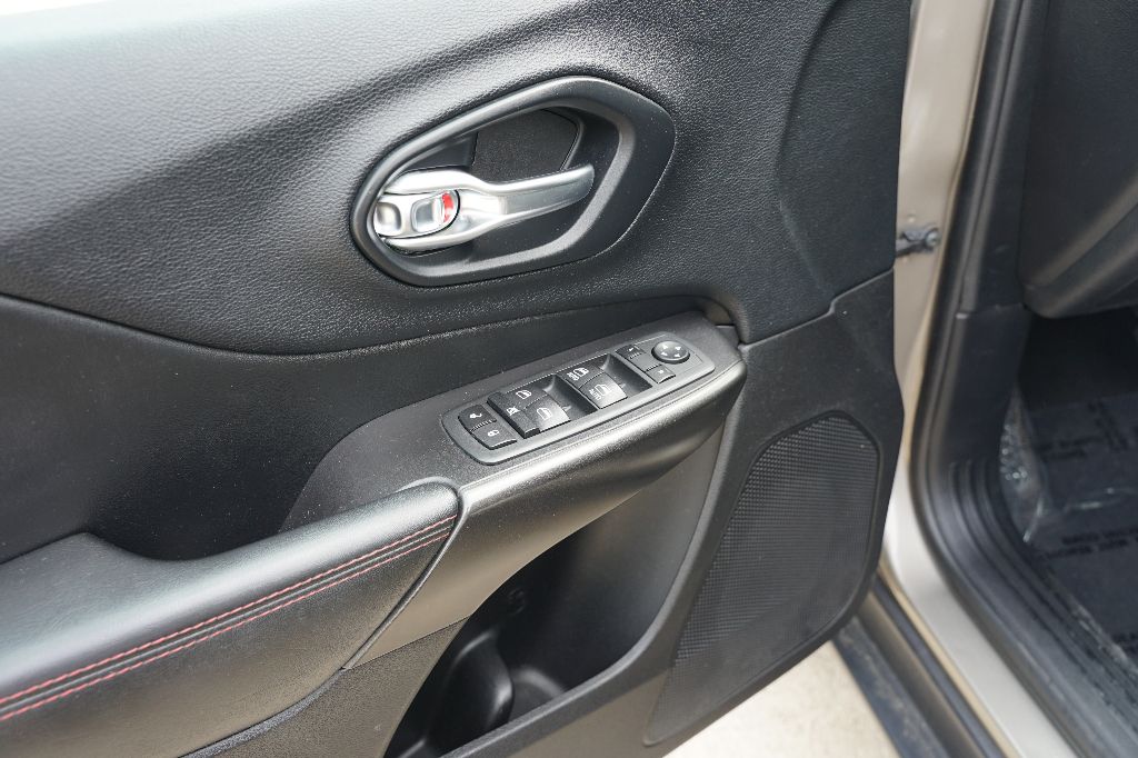 Jeep Cherokee photo 9