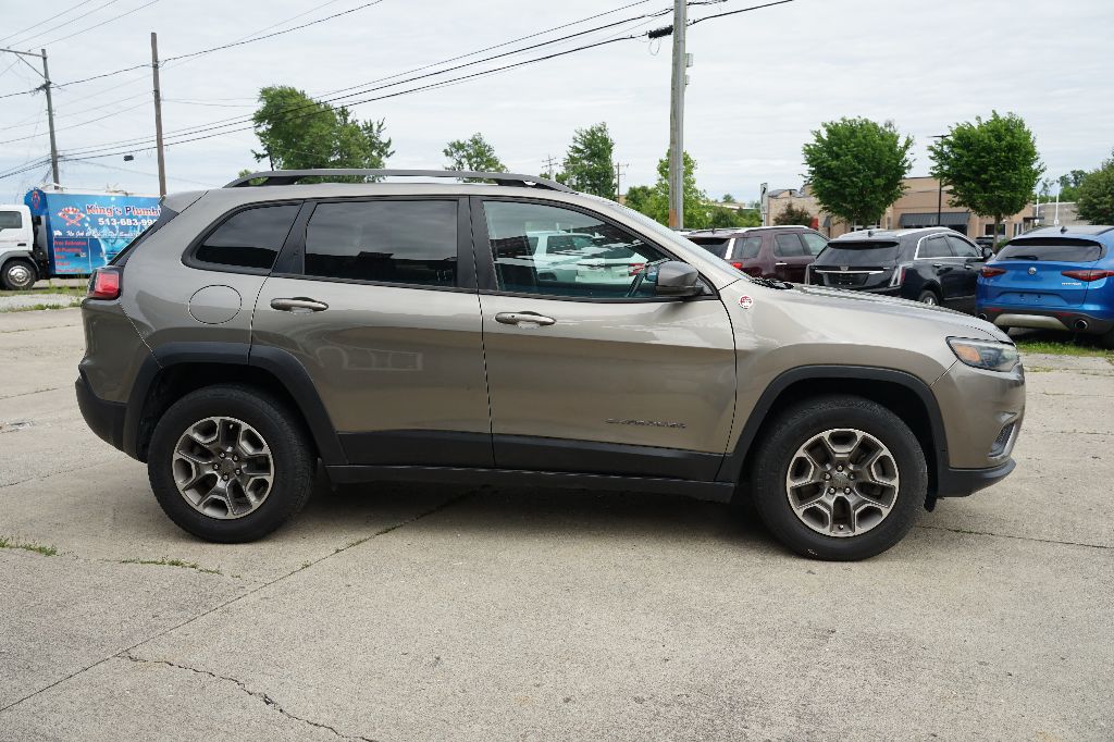Jeep Cherokee photo 3