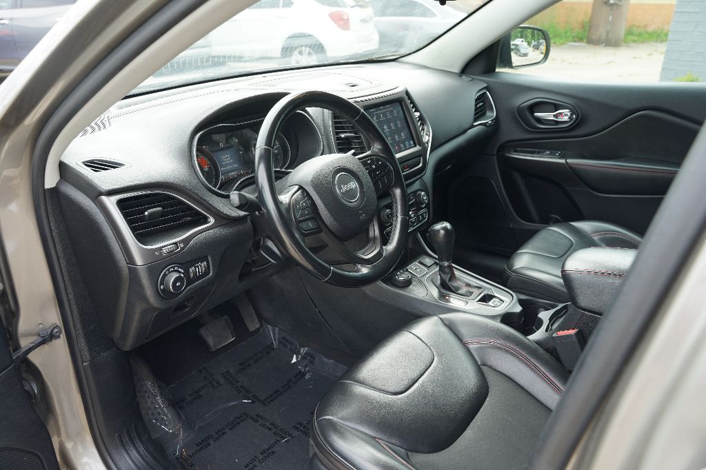 Jeep Cherokee photo 8