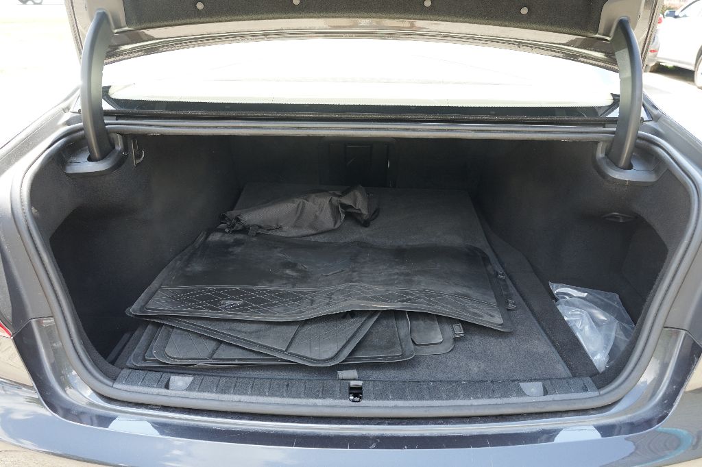 BMW 7 Series photo 24