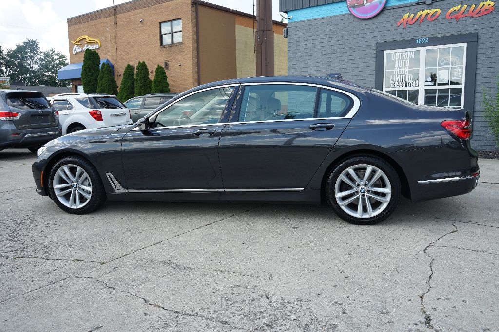 BMW 7 Series photo 9