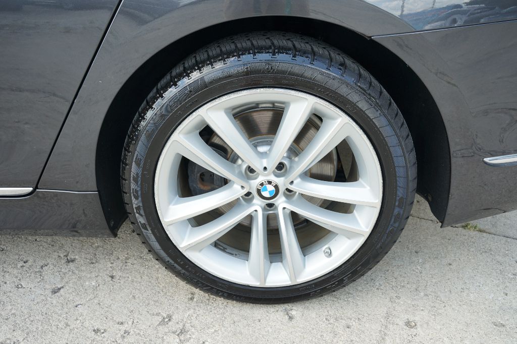 BMW 7 Series photo 11