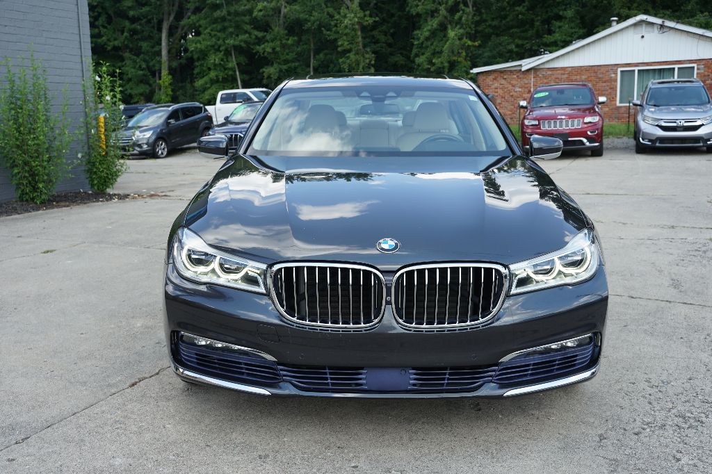BMW 7 Series photo 3
