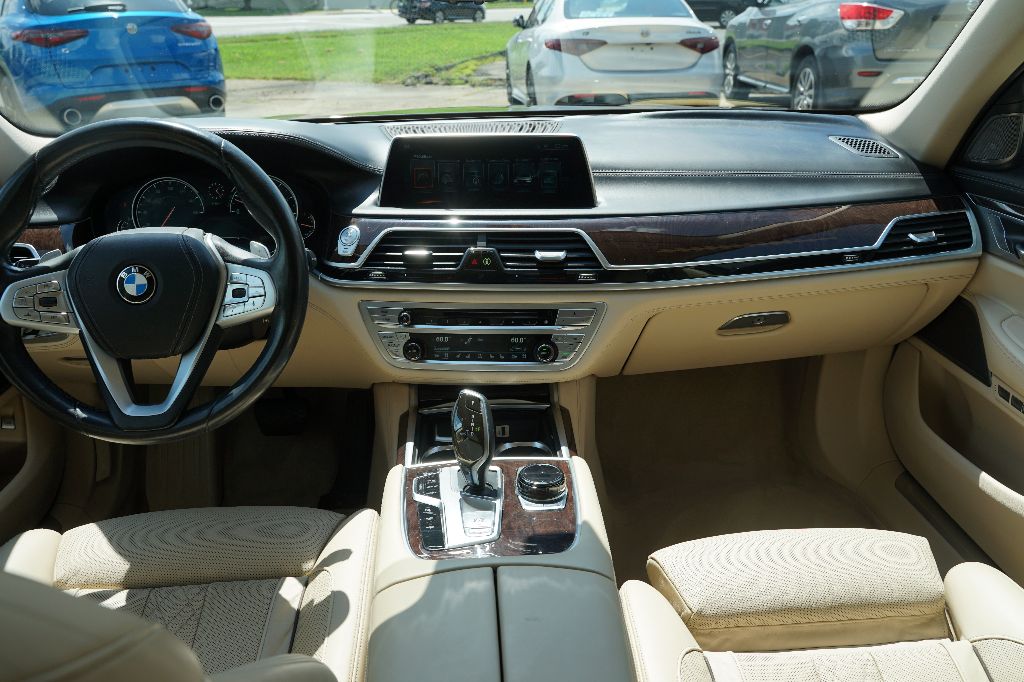 BMW 7 Series photo 18