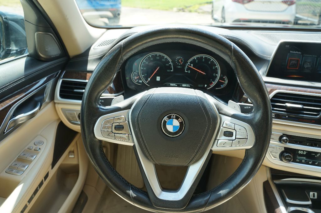 BMW 7 Series photo 17