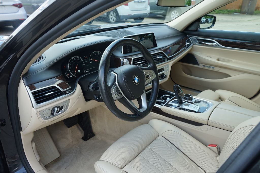 BMW 7 Series photo 15