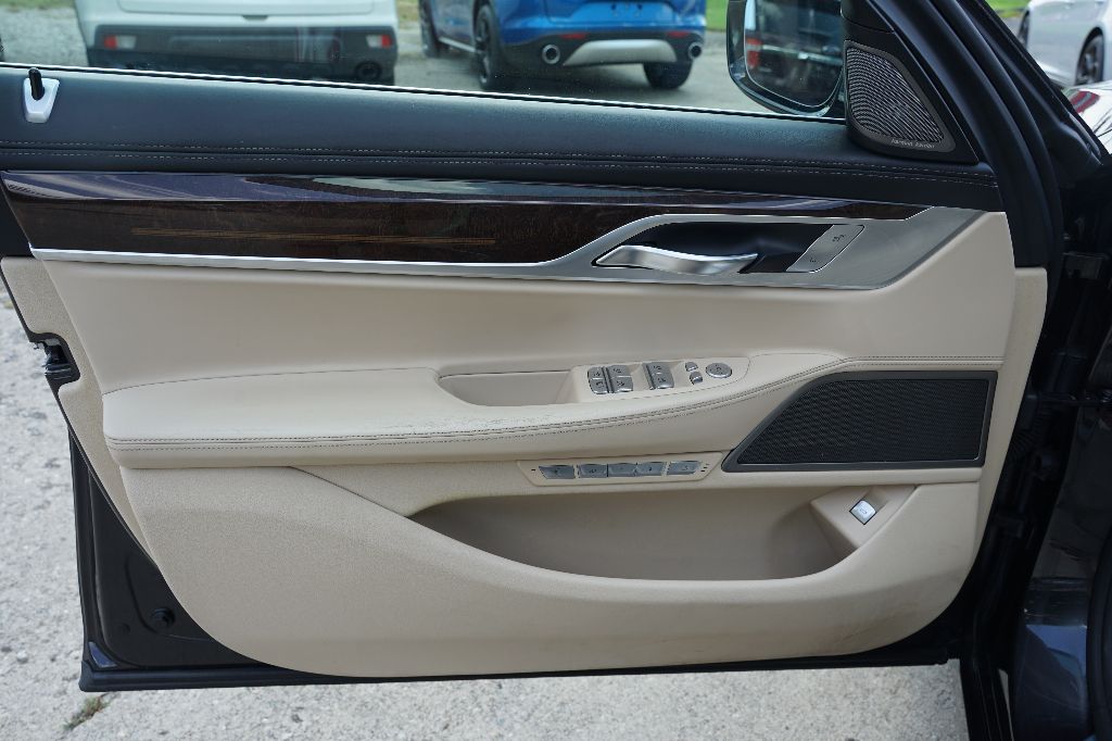 BMW 7 Series photo 14