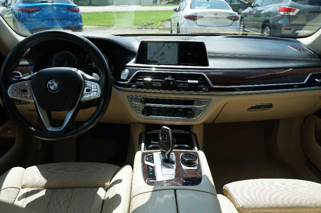 BMW 7 Series photo 19