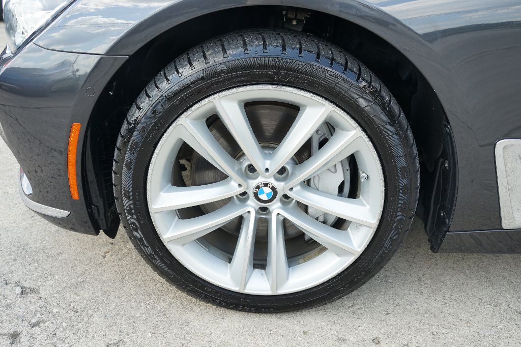 BMW 7 Series photo 10