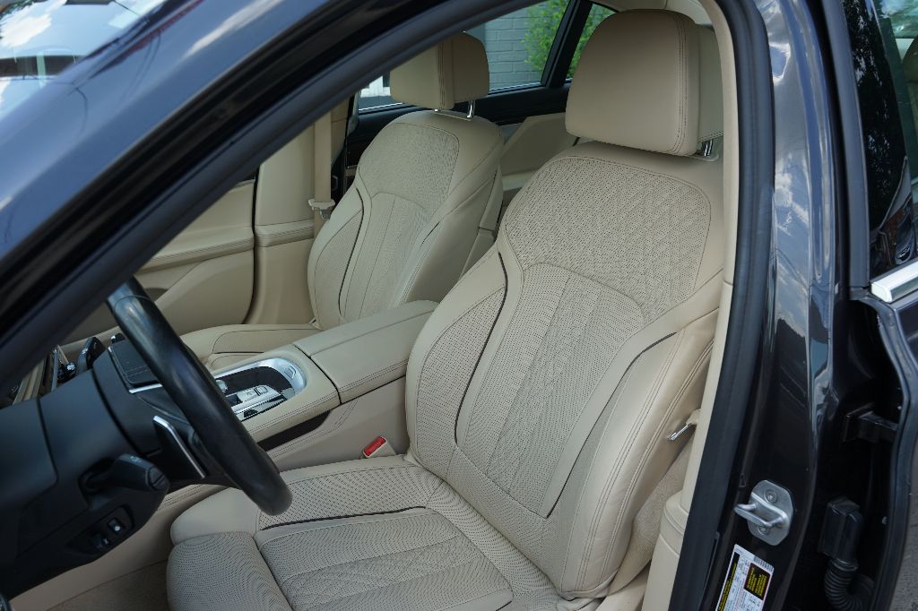 BMW 7 Series photo 16